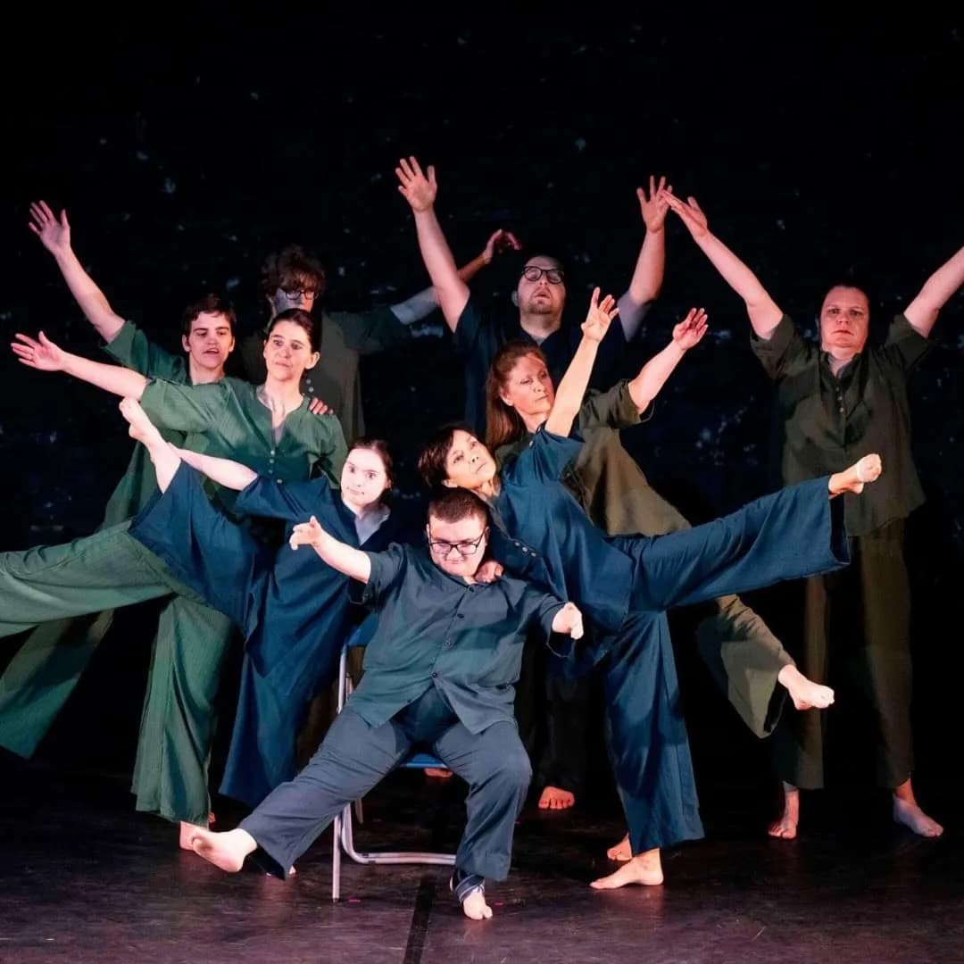 Une troupe de danseuses et de danseurs en plein spectacle